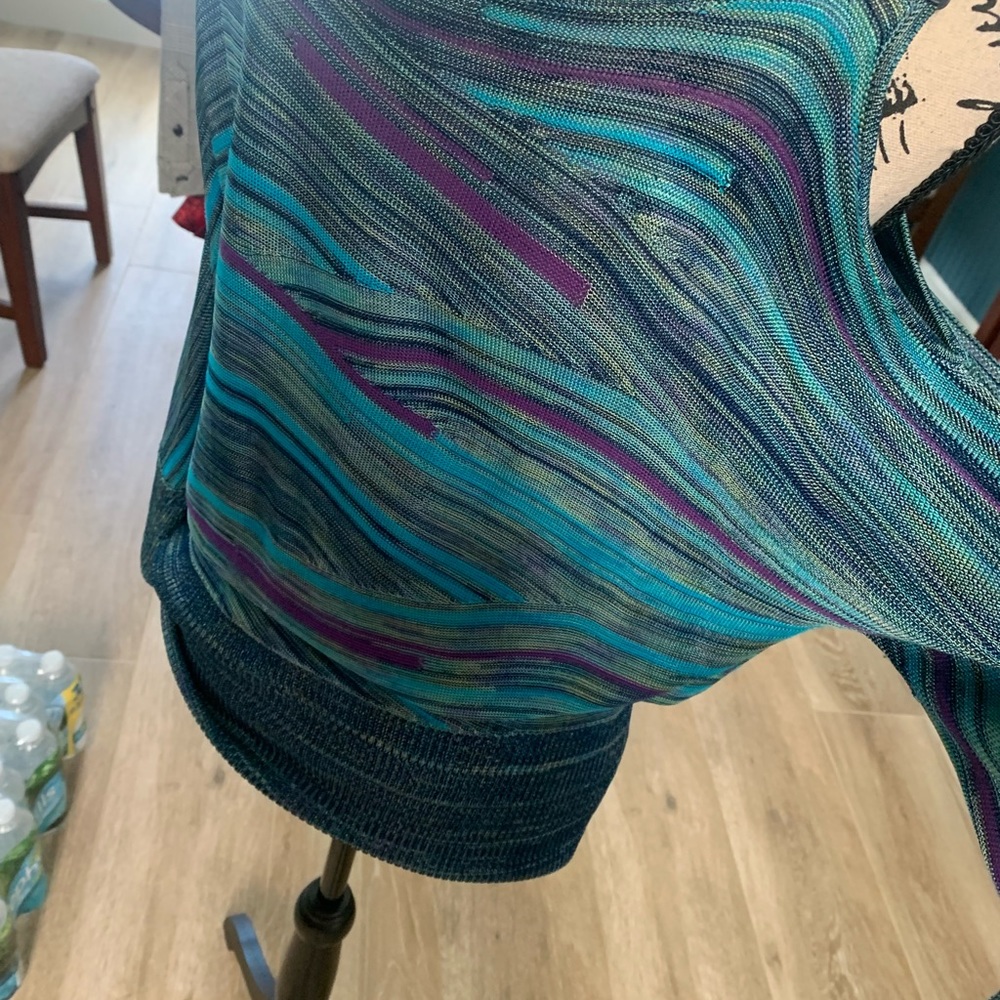 Cache Size Med cold shoulder top. - Picture 3 of 5
